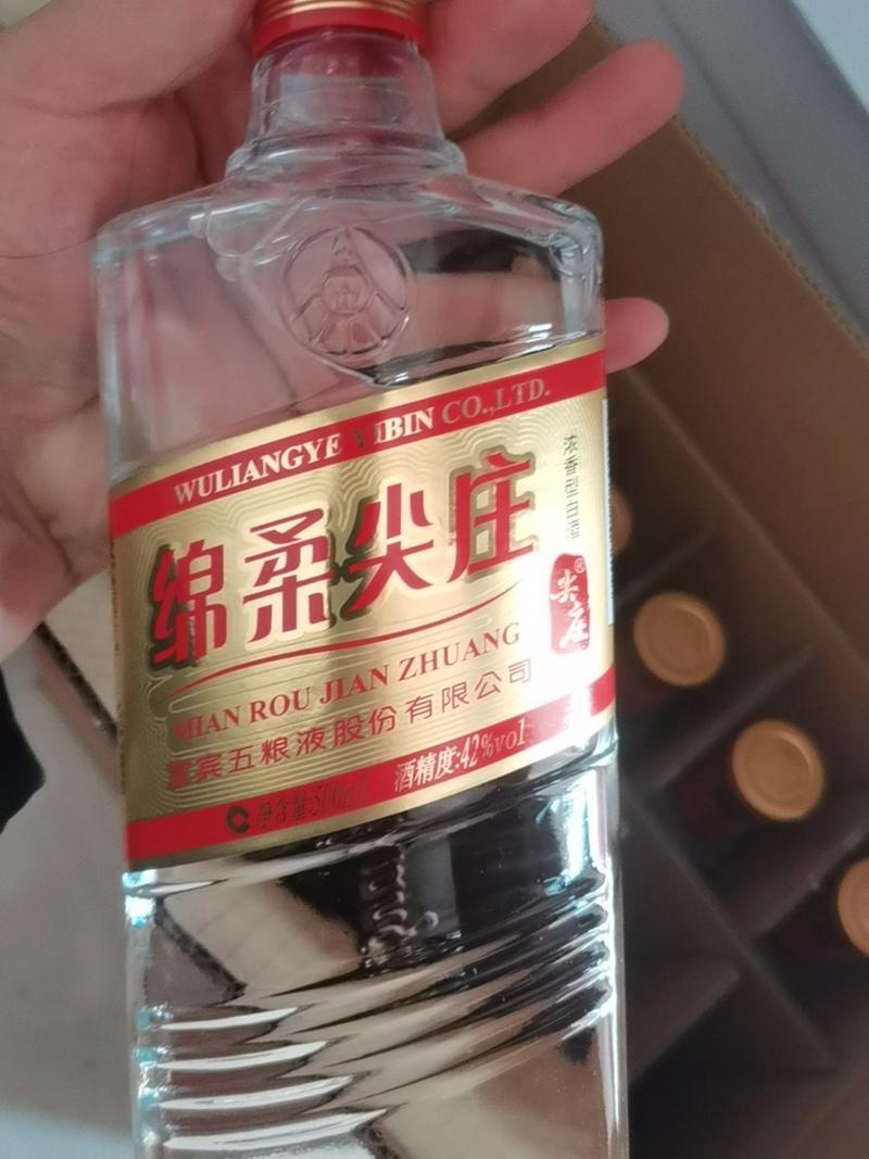 選白酒必看！白酒瓶身上的這3個“密碼”，才是辨別純糧酒的真招